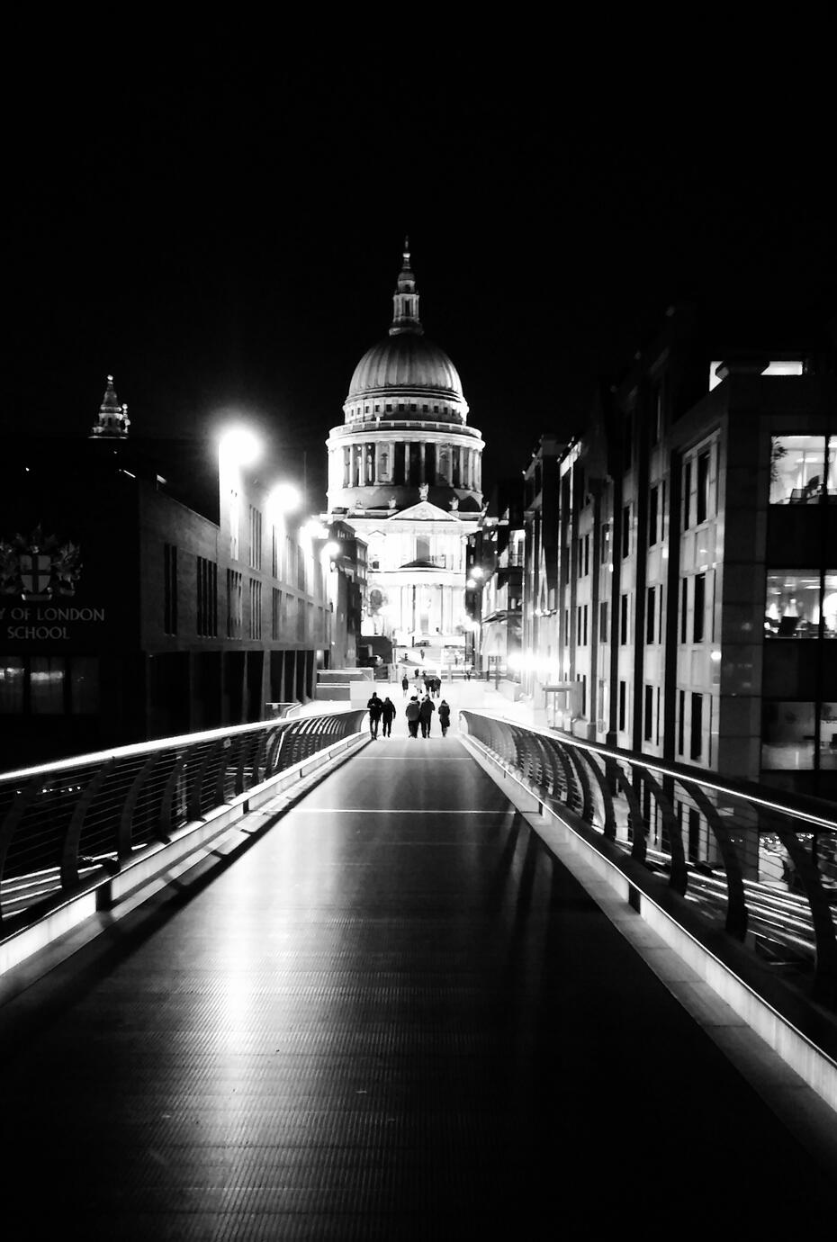 Bridging night lights - London